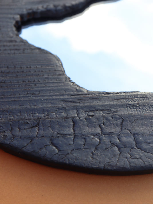 Miroir asymétrique forme organique - Cadre rond bois brûlé - Artisanal