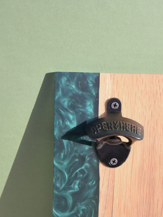 Décapsuleur Mural Artisanal en Chêne et Résine - Élégant & Pratique