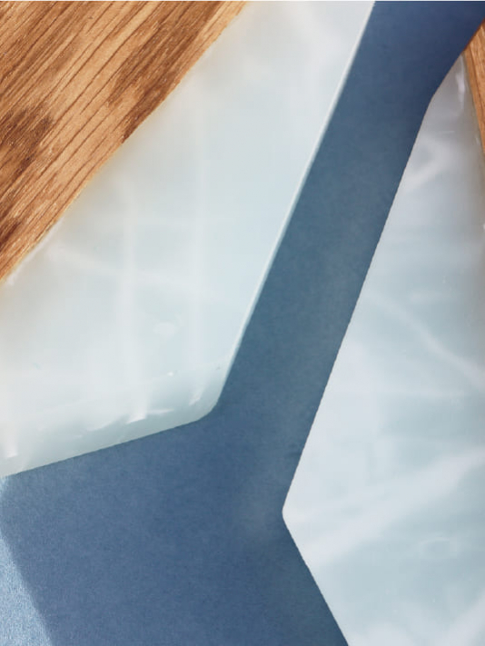 Planche de Présentation Design effet Glace en Chêne et Résine Époxy