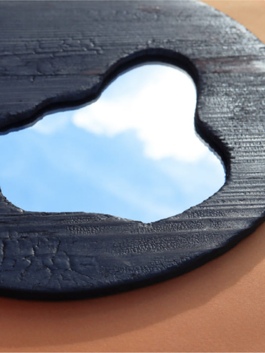 Miroir asymétrique forme organique - Cadre rond bois brûlé - Artisanal