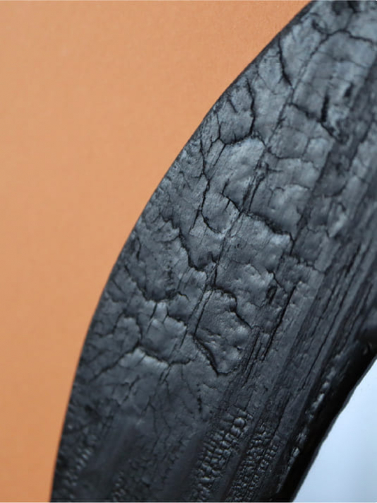 Miroir asymétrique forme organique - Cadre rond bois brûlé - Artisanal