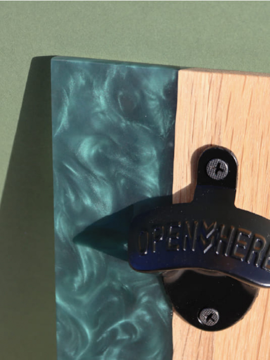 Décapsuleur Mural Artisanal en Chêne et Résine - Élégant & Pratique