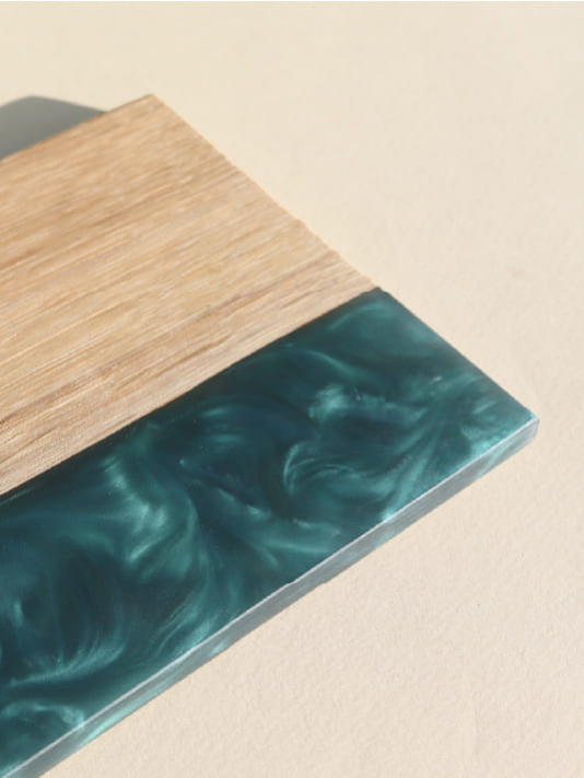 Décapsuleur Mural Artisanal en Chêne et Résine - Élégant & Pratique