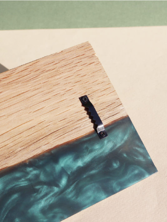 Décapsuleur Mural Artisanal en Chêne et Résine - Élégant & Pratique