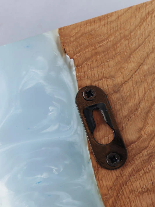 Décapsuleur Mural Artisanal en Bois et Résine Bleu clair - Elementti