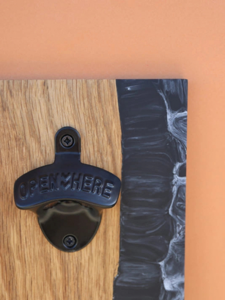 Décapsuleur Mural Artisanal en Bois et Résine Noir - Elementti