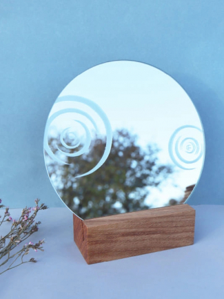Miroir gravé rond 20cm - Base en chêne massif - Artisanal