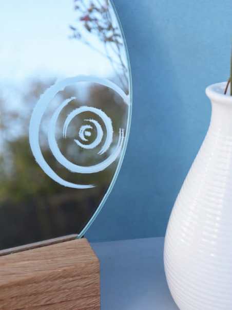 Miroir gravé rond 20cm - Base en chêne massif - Artisanal