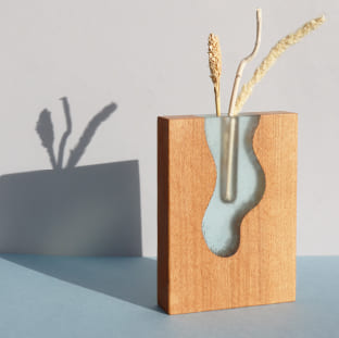 Objets uniques artisanaux en bois et résine époxy inspirés par la nature